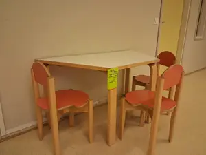 Lasten pöytä ja tuolit 3 kpl (nro 1.)