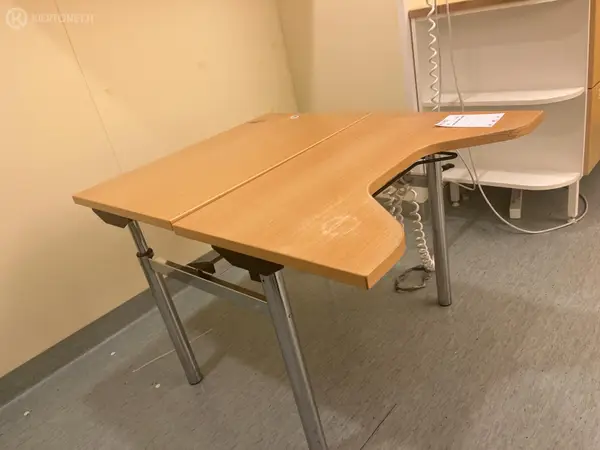 Kaksitasoinen pöytä (nro 93) tila E1 Röntgen 164