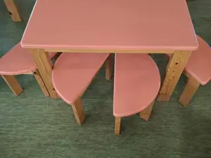 Lasten pöytä ja 2 tuolia
