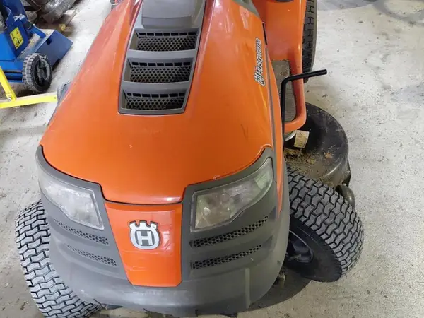Ruohonleikkuri päältäajettava