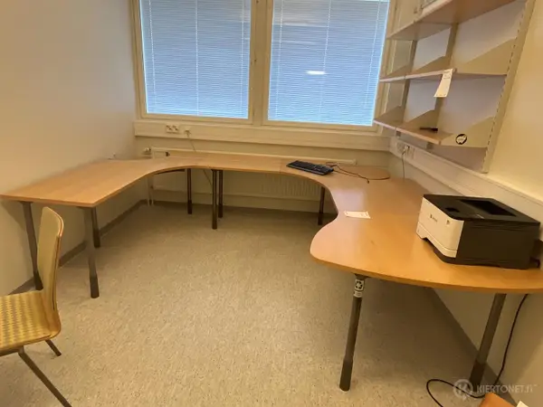 Iso työpöytä Isku (nro 331) tila D1 Leikkaussalit 323