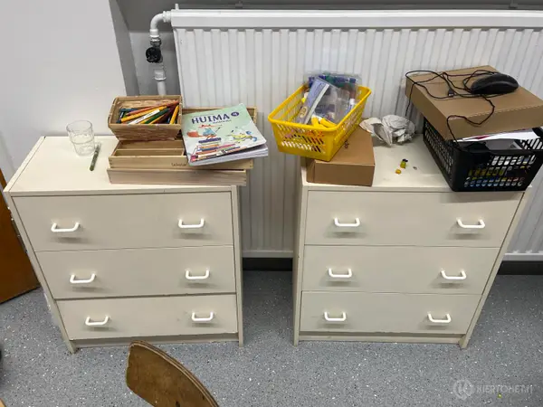 Lipastot 2 kpl (nro 47) tila K1 Kuvisluokka