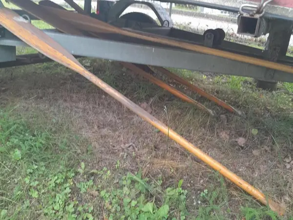 Kaksi intiaanikanoottia ja niiden kuljetukseen tarkoitettu kevyt traileri