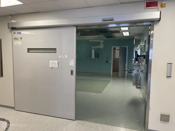 Sähköinen liukuovi (nro 292) tila D1 Leikkaussalit 348