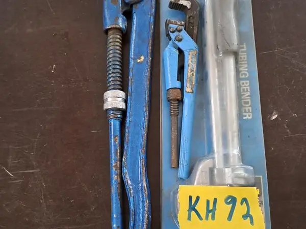 Iso ja pienempi putkipihti sekä pakkauksessaan oleva putkentaivutin. nro KH92