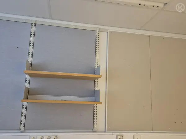 Avohylyt ja kiskot ja ilmoitustaulut 2 kpl (nro 224.) tila S1 106