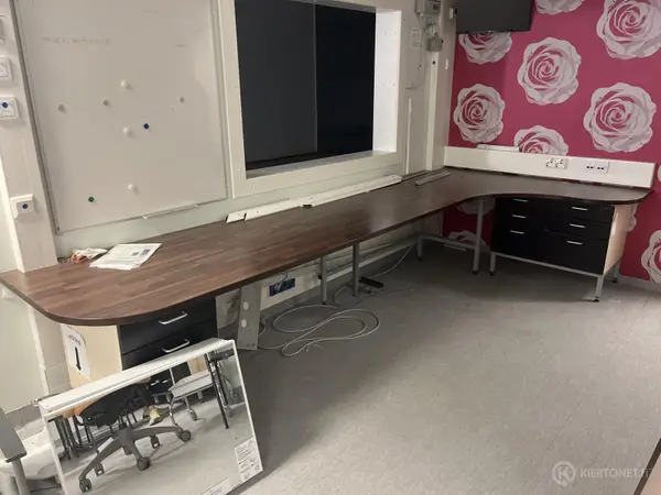 Iso kulmapöytä (nro 311) tila E1 Röntgen 142