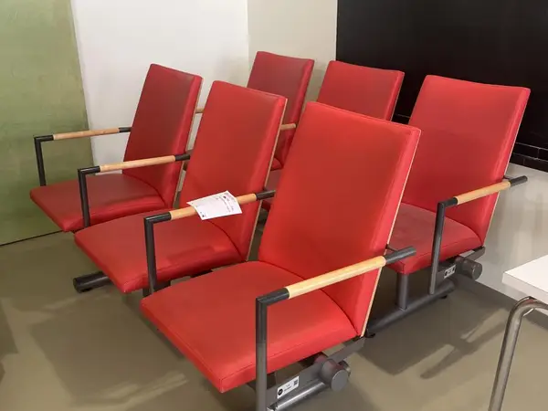 Odotustilan tuolit 2 kpl (nro 380) tila E1 Röntgen 129