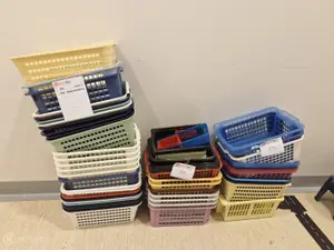 Erä muovilaatikoita (nro 254) tila 1. Aula 5