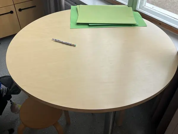 Pyöreä pöytä (nro 71) tila K1 Musaluokka