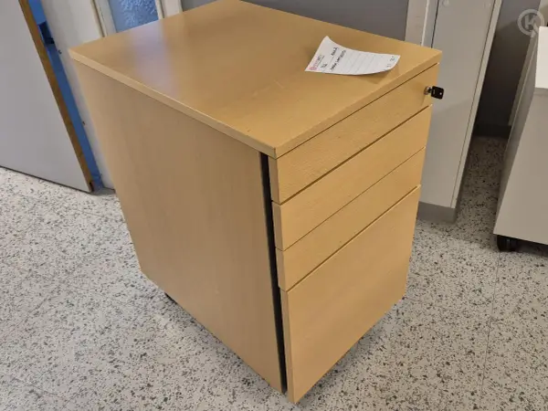 Korkea laatikosto (nro 102) tila S2 Aula2