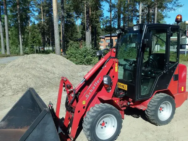 Myydään pienkuormaaja+lisälaitteet, ajettu noin 1800 h