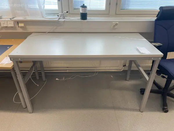 Pöytä (nro 221) tila E1 Fysiatria 071