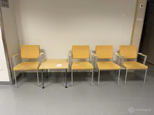 Isku keltaiset tuolit 4 kpl (nro 104) tila E2 ortopedia Odotus 3