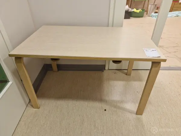 Pöydät 2 kpl (nro 192) tila 1. Aula 4