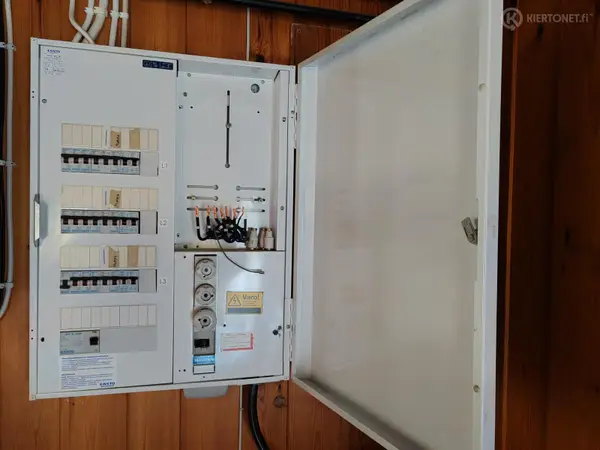 Ensto-ryhmäkeskus/sähkökeskus automaattisulakkeilla. nro PR 26