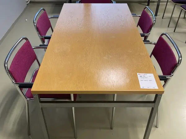 Pöytäryhmä (nro 268) tila E1 Röntgen 187