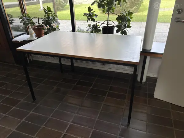 Pöytä (nro 41) tila 1 krs. Aula