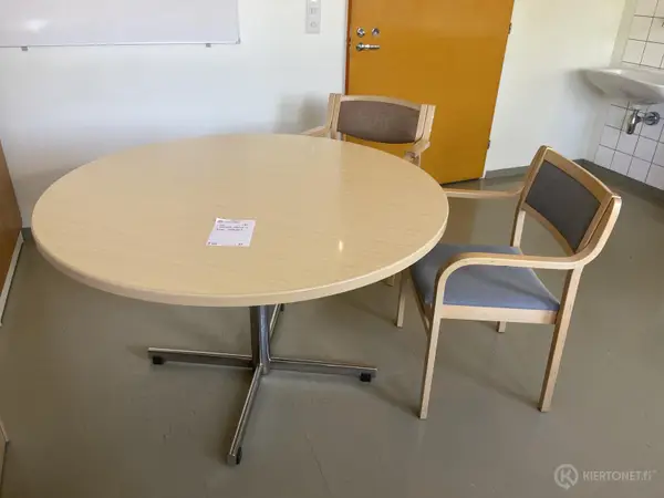 Pyöreä pöytä + 2 kpl tuoleja (nro 166) tila E2 Kuulokeskus 134