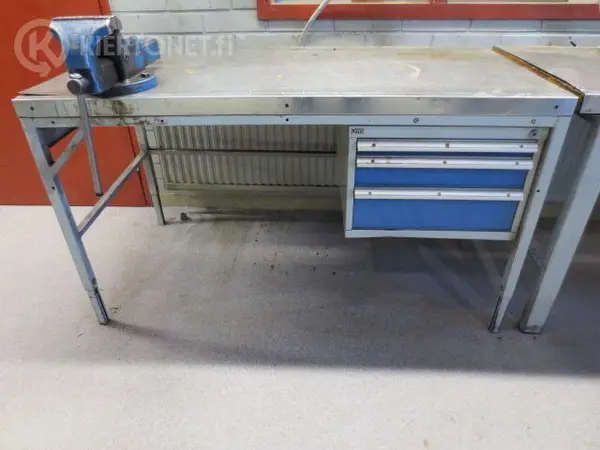 Metallinen työpöytä, Laatikostolla ja ruuvipenkillä