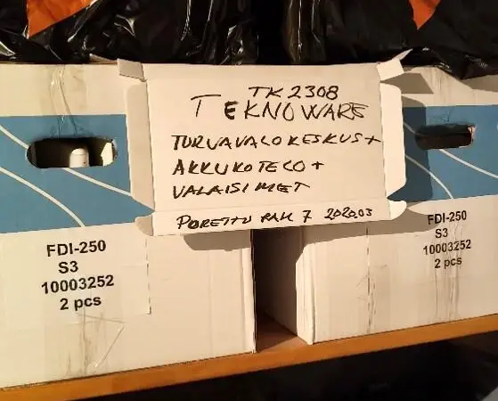 Turvavalokeskus, akkukotelo ja valaisimet