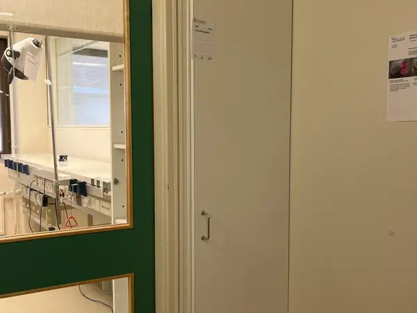 Läpiantokaappi (nro 129) tila E1 Teho ja valvonta 004