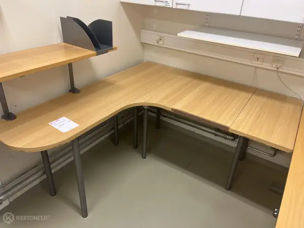 Kulmapöytä (nro 65) tila E2 Kuulokeskus 119