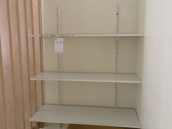 Hyllyt kiskoilla (nro 3) tila F1 Fysiologia Aula