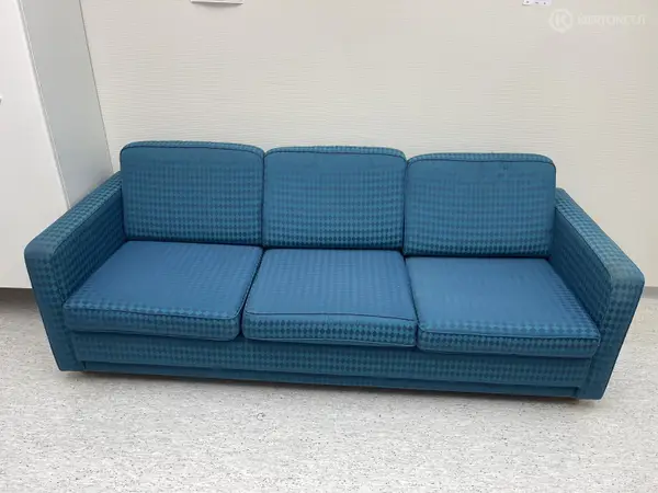 Sininen sohva (nro 338) tila D1 Leikkaussalit 322
