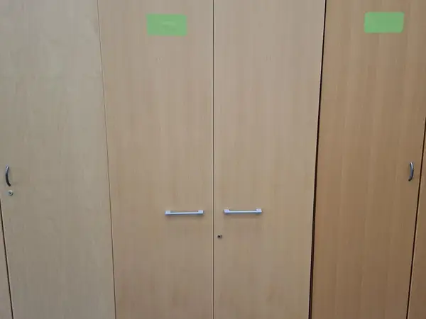 Iso kaappi, Martela