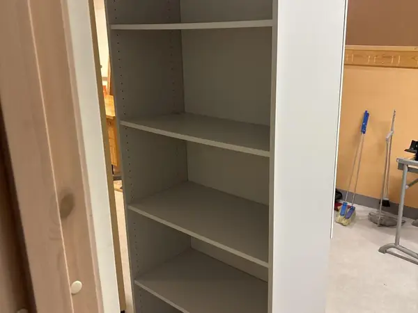 Hyllykkö ja ilmoitustaulu (nro 318) tila K1 K