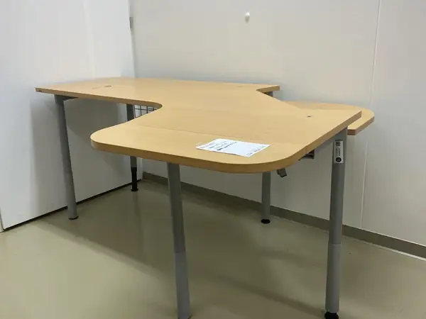 Kulmapöytä (nro 147) tila E2 Kuulokeskus 128