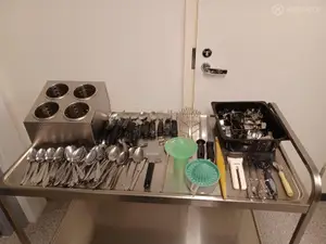 Sekalainen setti aterimia ym. keittiötyövälineitä