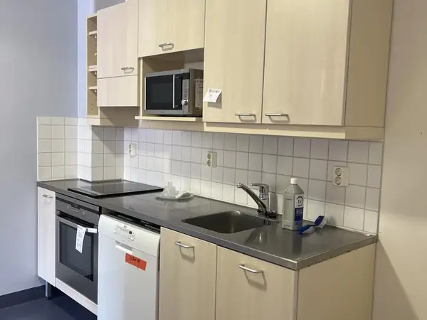 Keittiön kaapistot (nro 79) tila E2 Dialyysi 042