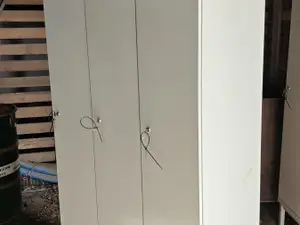 Metallinen pukukaappi
