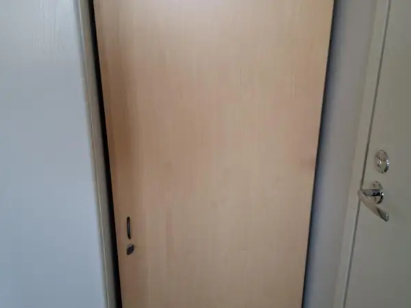 Lukittava Isku vaatekaappi