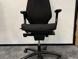 Mustalla kankaalla verhoiltu työtuoli