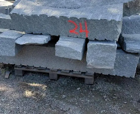 Kurun harmaata graniittia ns. "RÄÄPPIKIVEÄ" Erä 24 eurolavalla