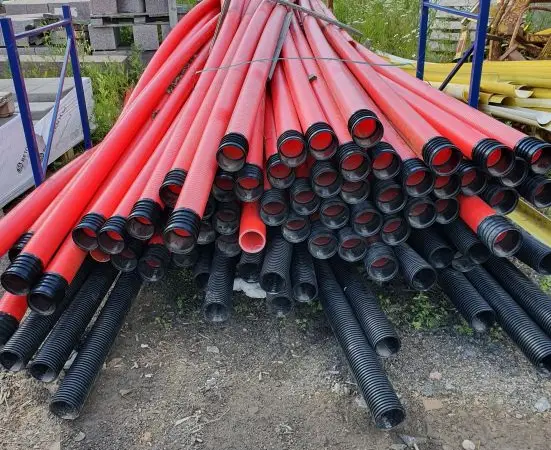 Nippu telekaapeliputkea ja salaojaputkea