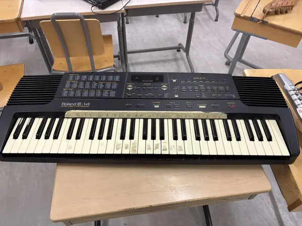Roland E-14 Sähköpiano (nro 343) tila K1 K