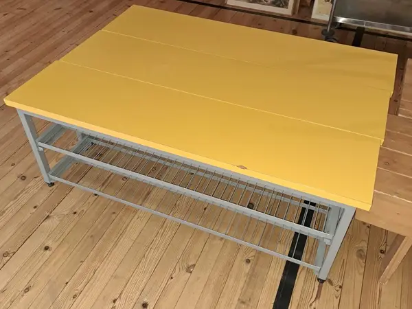 Kolme kenkätelinepenkkiä
