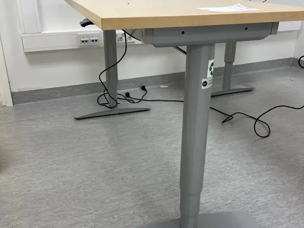 Isku sähköpöytä (nro 78) tila E2 Kipupoliklinikka 087