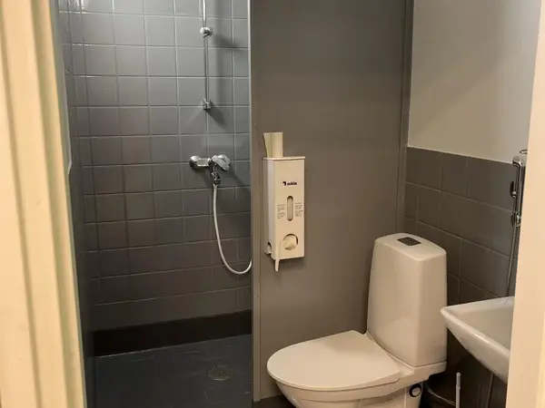 WC-kalusteet ja suihku (nro 203) tila E1 Teho ja valvonta 001