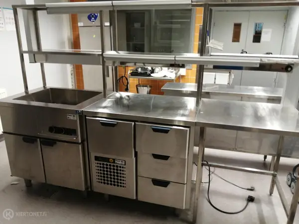 Vetolaatikkojääkaappi + lämpöhaude + RST taso + lämpösäteilijät + pöytähylly