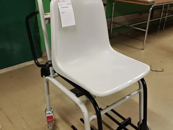 Istumavaaka (nro 130) tila DP Käytävä