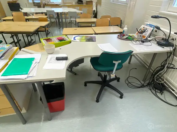 Kulmapöytä + työtuoli (nro 237) tila K1 7