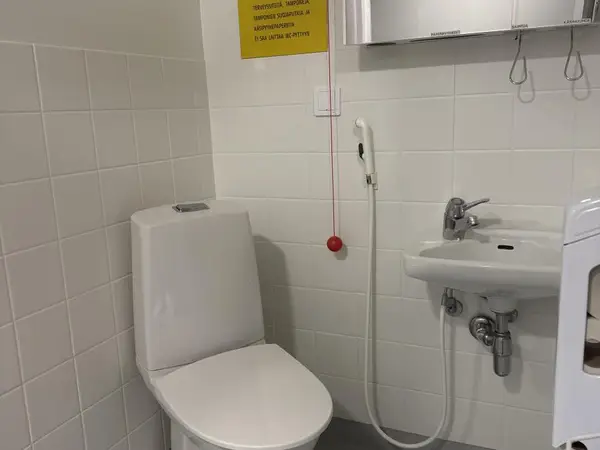 WC-kalusteet + suihku (nro 22) tila D1 synnytyssalit 139