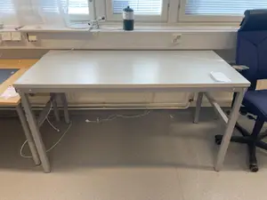 Pöytä (nro 221) tila E1 Fysiatria 071