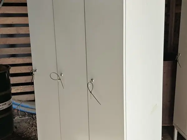 Metallinen pukukaappi