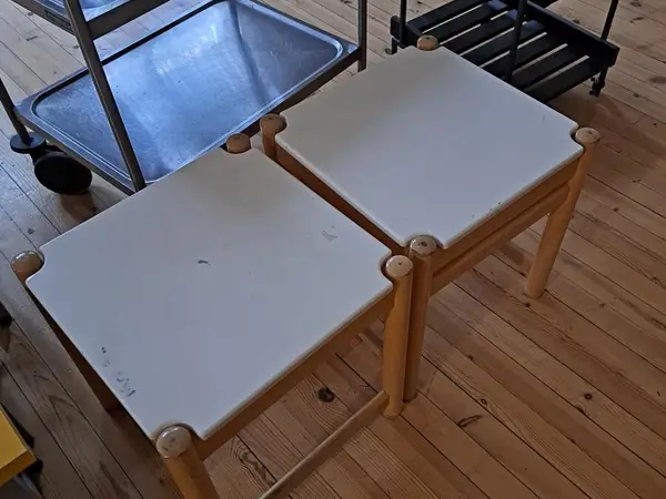 Kaksi jakkaraa
